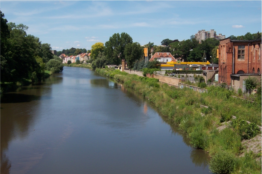 rzeka, budynki po prawej
